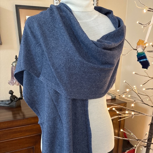 ITALIAN DENIM-BLUE CASHMERE SCARF – SOFT, LIGHTWEIGHT, ELEVATED ESSENTIAL - NWT - Picture 4 of 7